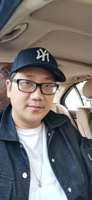 拥抱幸福的第一张照片--周宁相亲网