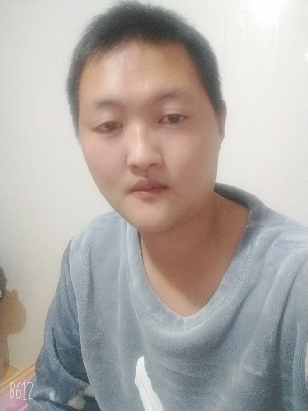 烟圈里透着伤的第一张照片--周宁相亲网