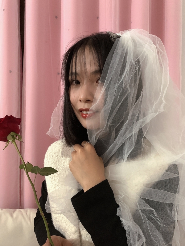 持紫菜包饭的女孩的第一张照片--周宁相亲网